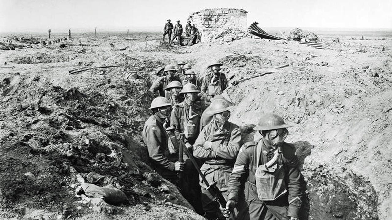 Soldats masqués dans les tranchées