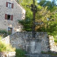 Croix St pierre des Tripiers centre village