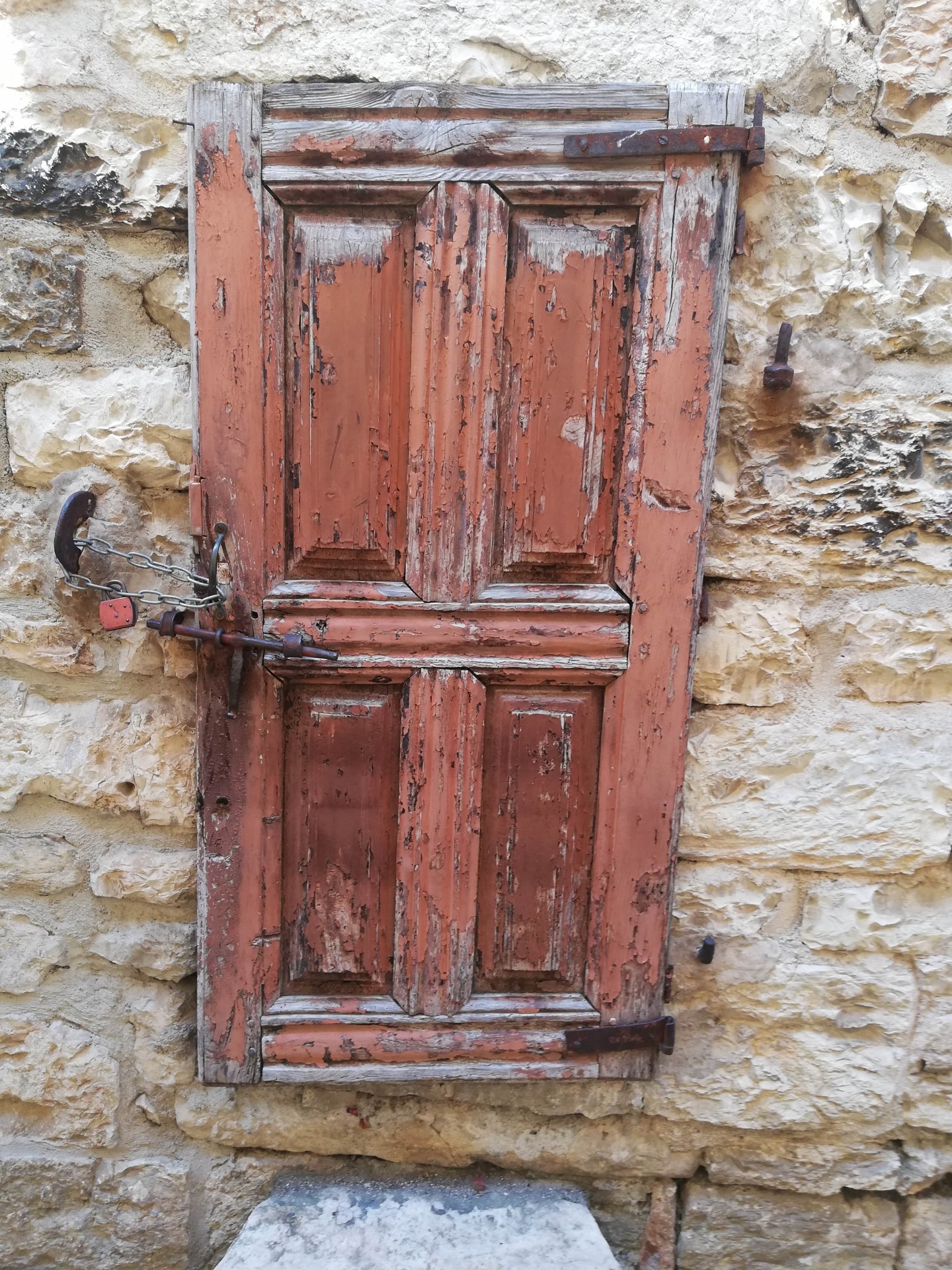 Jolie porte à Sainte-Enimie