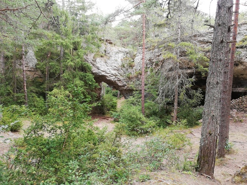 Les arcs et une grotte aménagée