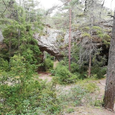 Les arcs et une grotte aménagée